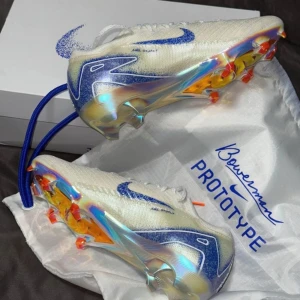 Nike mercurial Vapor 16 Elite FG - Säljer dessa feta som aldrig har använts efter att jag skada mitt knä. Är för sent för skicka tillbaka och kan ej använda längre:( box och påse medföljer såklart! skicka gärna om du har nån fråga! Mvh