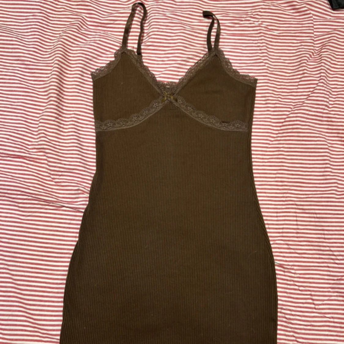 Brun ribbad klänning från Divided