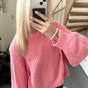 Rosa stickad tröja - Rosa stickad tröja med slits på sidan. Såå snygg! Rätt liten i storleken då jag vanligtvis har xs/s i stickad tröja och denna är i stl m. 