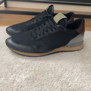 Valentino rockrunners - Ett par riktigt snygga valentino rockrunner!! Självklart äkta.  Skick 7/10 några defekter! Nypris ungefär 5000-6000kr. Mitt pris 1099kr!!! Skriv vid minsta fundering mvh Lysekilsgarderoben.