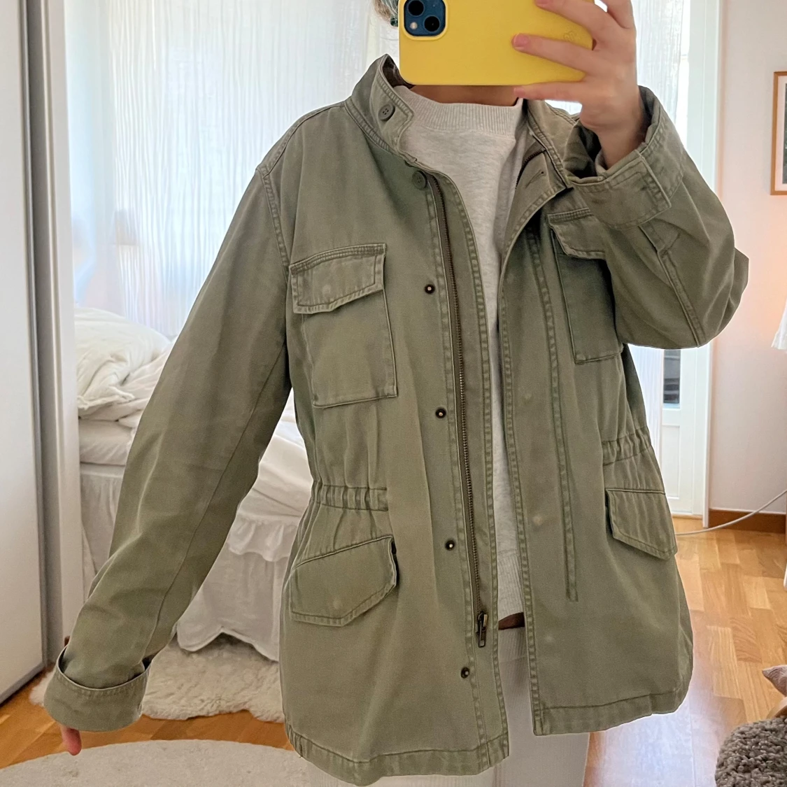 Olivgrön jacka med dragkedja