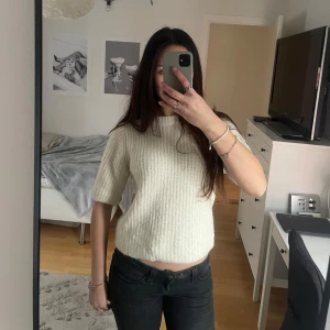 Stickad topp - Säljer denna jättefina tröja från Vero Moda då den tyvärr inte kommer till användning. Endast använd en gång!🌸
