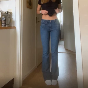 Blå bootcut jeans - Snygga blå bootcut jeans med medelhög midja från zara! Har sytt upp dom lite då de var för långa så de passar nu mig som är 168! Kom privat för mer bilder vid intresse 😊