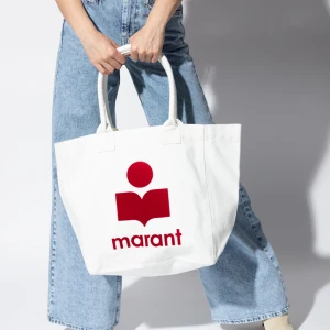 Vit shoppingväska från Isabel Marant - Snygg vit shoppingväska från Isabel Marant med rött tryck på framsidan. nypris är 2200, priset är diskuterbart 