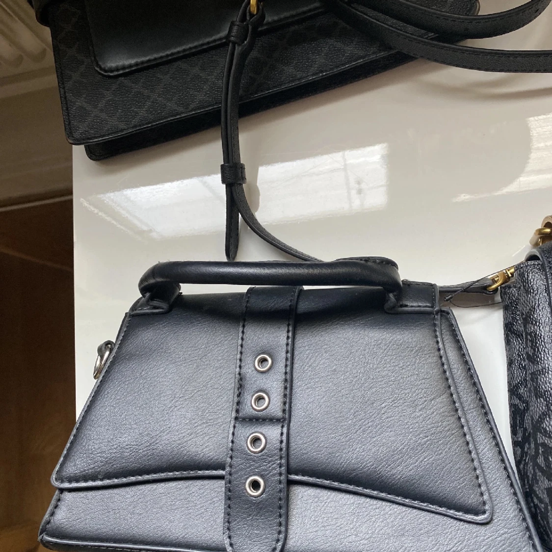 Svart axelväska med gulddetaljer