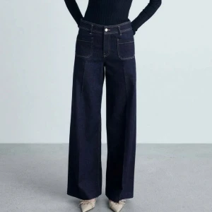 Mörkblå jeansbyxor med vida ben - Jeans från Mango, storlek 38. Endast testade med lapp kvar! Säljs pga för korta:( 