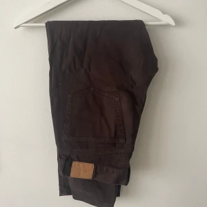 Bruna jeansbyxor från Weekday - Snygga bruna jeansbyxor från Weekday i modellen Space Relaxed Straight. Storlek 28/30. Använda fårtalet gånger, bra skick.