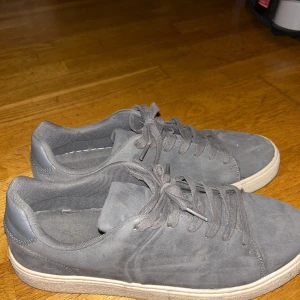 Grå mocka skor - Grå mocka skor i storlek 45 och knappt använda.