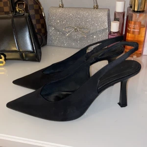 Svarta pumps från Stradivarius - Säljer dessa eleganta svarta pumps från Stradivarius. Använda fåtal gånger, bekväma att gå i💞 Ny pris 500-600kr