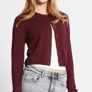 Vinröd kofta med knappar - Vinröd kofta med knappar som är super fin att ha över linne!