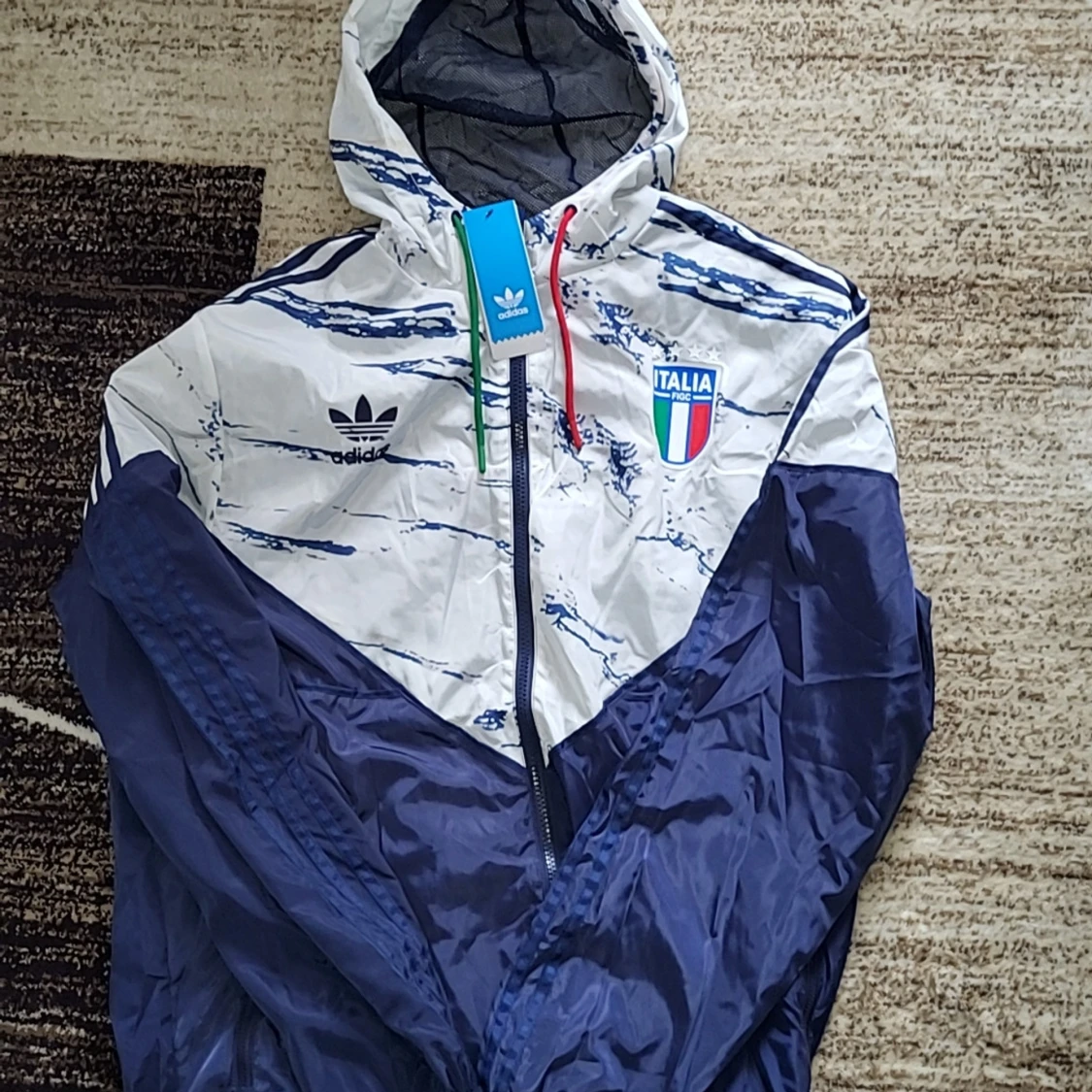 Blå och vit vindjacka från Adidas