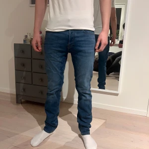 Blå jeans från Jack & Jones - Snygga blå jeans från Jack & Jones med en klassisk straight passform. De har en midwaist design och är perfekta för en avslappnad stil. Jeansen knappar framtill. Aldrig använda. Priset går att diskutera 
