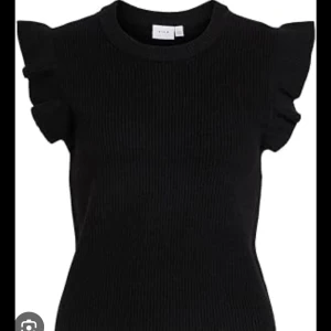 Ribbad Topp - En jättegullig topp som är ribbad med volangärmar, säljer då den inte kommer till användning🖤