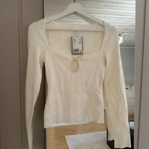Hm tröja  - Säljer denna vita tröjan från hm, oanvänd med prislappen kvar🤍