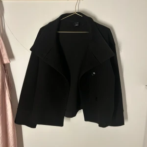 Svart kappa ginatricot  - Svart kappa från ginatricot som jag säljer då den inte längre används 💕den är i storlek M men är ganska liten och passar mig som normalt sätt brukar ha storlek S