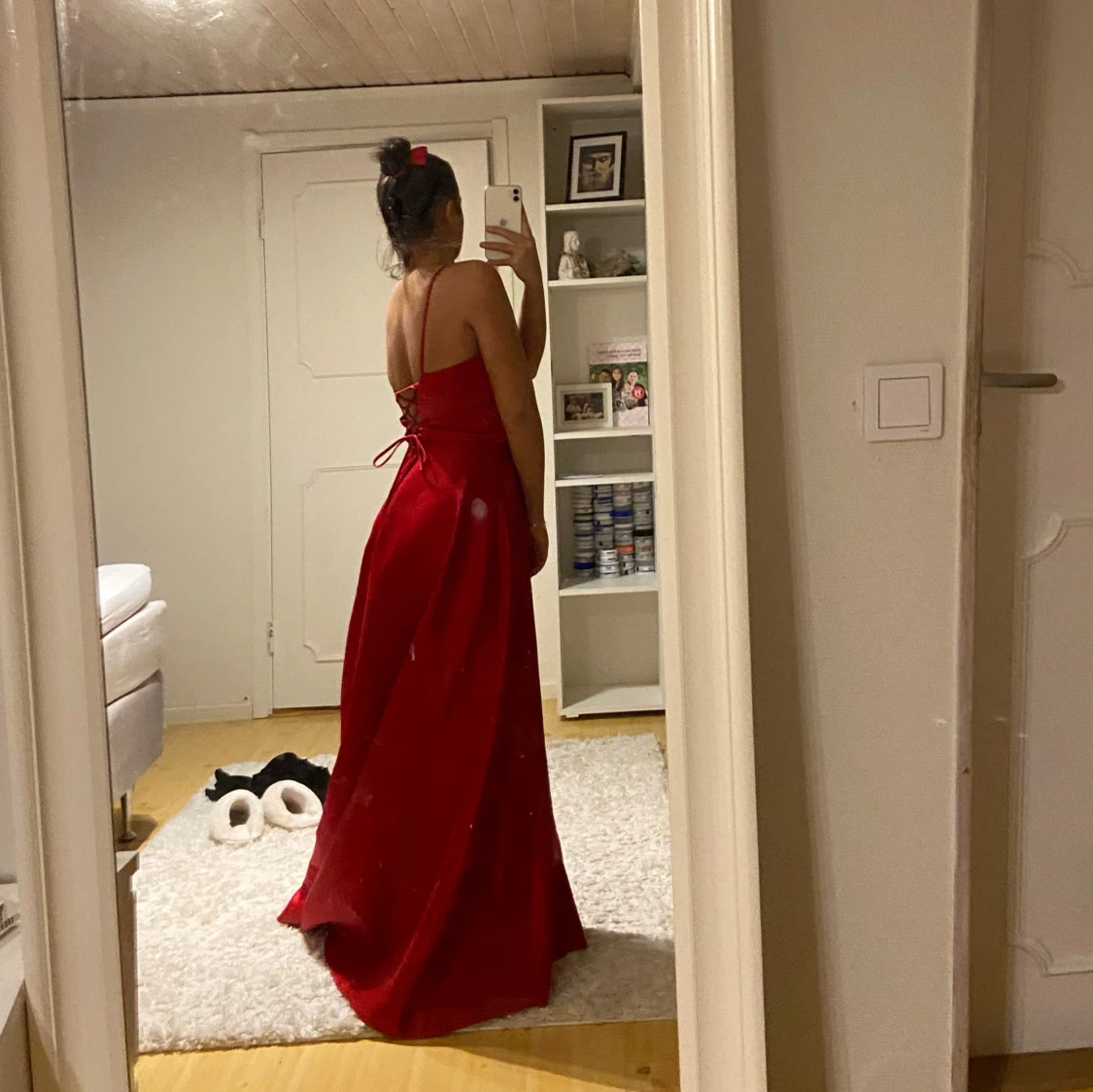 Röd balklänning med smala axelband - 1