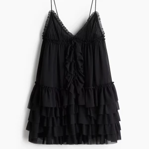 White Lotus H&M klänning - Klänning från The White Lotus collection. Lite stor på mig och missade bytesrätten.  Oanvänd med tags kvar. Slutsåld i butik/online. 