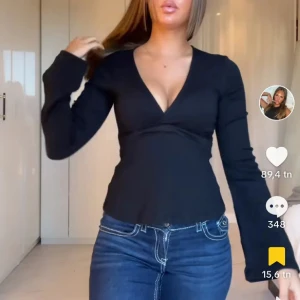 Gina knyttopp - Snygg mörkblå topp från gina som jag inte andvänder längre, jätte fint skick❤️ Lånad bild!