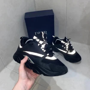 Dior B22 Svarta - Helt ok skick, har inte nått fel, för mer info så är det bara att kontakta mig! Pris kan diskuteras vid snabb affär!