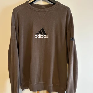 Vintage Adidas Sweatshirt - Vintage adidas sweatshirt i bra skick. Modell på bilden är 186cm