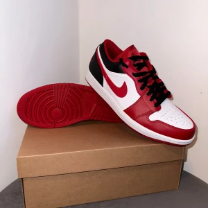 Jordan 1 Low Bulls - Jordan 1 Low Bulls | Storlek: 42 | Helt Nya (Orginal Box finns ej då jag fick dom med en annan box men kvitto från Zalando finns)