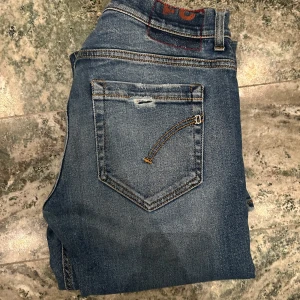 Dondup George - Ett par blåa dondup George i storlek 29/30! Taggen är avklippt annars felfria! Passar 170-178!