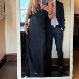 Mörkblå långklänning - Säljer min mörkblåa balklänning, använd en gång. Modellen i klänningen är i egentligen storlek XL, men han sytt in den i sidorna vilket inte syns då armarna täcker helt o hållet. Vid intresse skriv till mig så kan jag fixa fler bilder. Nypris: runt 1000 💕