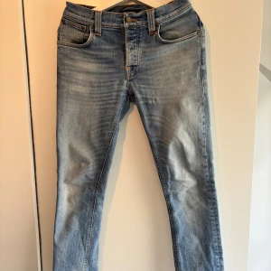 Nudie Jeans - Snygga blå jeans från Nudie Jeans med en klassisk femficksdesign. Storleken är 29W 32L.