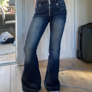 weekday jeans  - superfina bootcut jeans från weekday! helt nya med prislappen på och är aldrig använda men fick i present så kan inte returnera😓 tyvärr för små så lånade bilder. längd: 112cm, midja: 39cm, ben: 28. storlek 32 på lappen! använd gärna köp nu💕