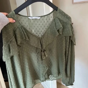 Grön Zara blus - Intressekoll på denna JÄTTESNYGGA BLUS!💕💕Lånad bild! Fundera på att sälja den för att den inte passar💕💕