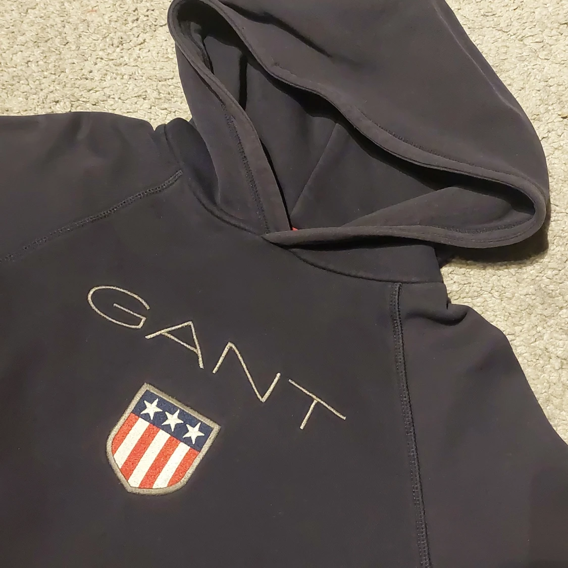 Mörkblå hoodie från GANT - 1