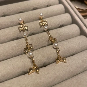 Hängande örhängen  - Hängande örhängen med rosetter och pärlor. 🎀🎀