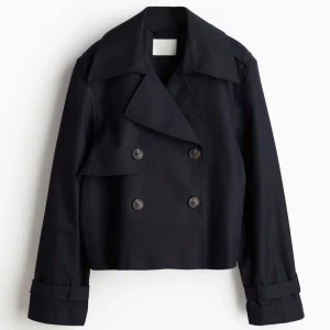 kort trenchcoat - Marinblå trenchcoat helt ny med lapp kvar storlek m men passar s