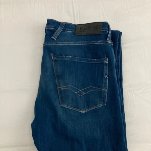 Replay Jeans Blåa - Säljer ett par Blåa Replay Jeans som är i väldigt bra skick utan några defekter. Jeansen är i storlek 28 och är väldigt stilrena. Står ej för PostNords eller instabox strul. Om du har några funderingar är det bara att höra av sig!