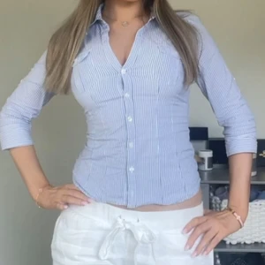 Jättesnygg blå och vit figursydd skjorta! - Figursydd skjorta från hm. Den på bilden är i storlek 34 men säljer storlek 36*💗