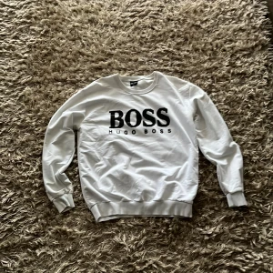 Sweatshirt från Hugo Boss - Säljer en Hugo Boss sweatshirt. Storlek L men tror det är storlek L i barnstorlek. Det sitter som en S eller XS sweatshirt.