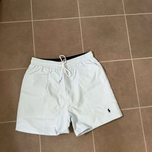 Ralph Lauren badyxor  - Ralph lauren badyxor i färgen ljusblå. Storlek XL men passar M/L. Hör av dig om du har funderingar eller frågor!
