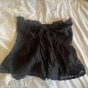 Svart offshoulder topp från Shein - Snygg svart offshoulder topp från Shein med spetsdetaljer och knyt framtill. 