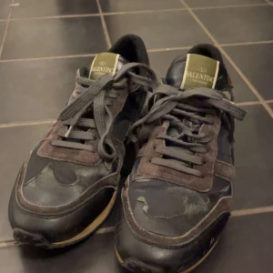 Valentino Rockrunner sneakers - Snygga Valentino Rockrunner sneakers i bra skick. Box finns med. Vill få den sålt snabbt. (Nypris 4500)