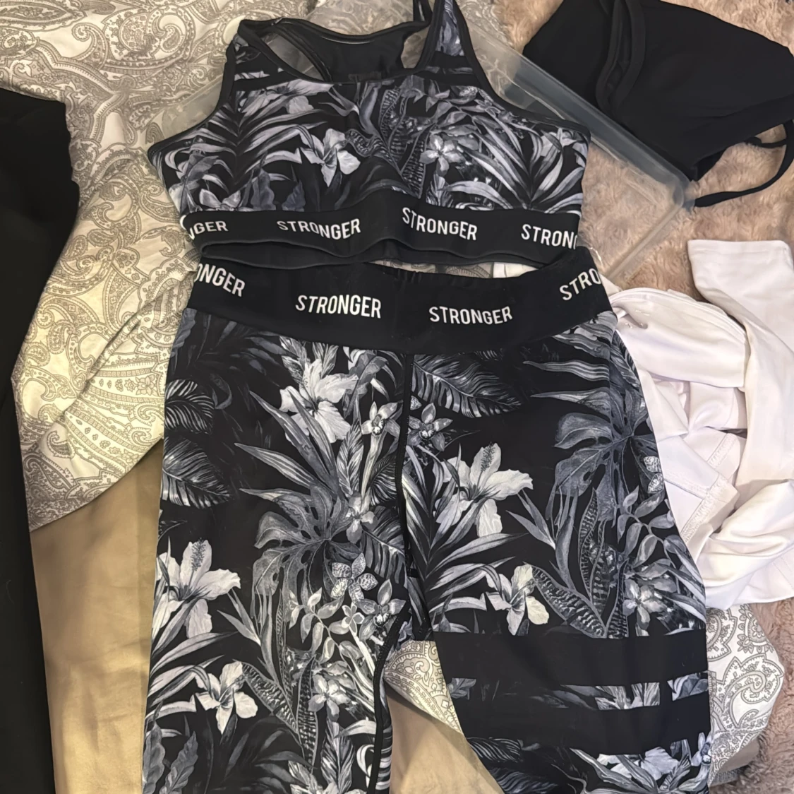 Svart och vit blommig sporttopp från Stronger