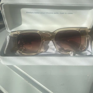 Chimi 04 Ecru - Chimi i modellen 04 i färgen Ecru. Perfekt inför vår och sommar! Kommer med fodral, fiberduk och påse som är lite dammiga men går lätt att fixa! Kan tänka mig byta mot ett par 07 i färgen brown🤎