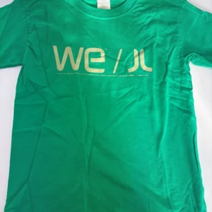 Grön t-shirt med tryck - Snygg grön t-shirt med ett stilrent tryck på framsidan. Perfekt för en avslappnad look. T-shirten har en klassisk rund hals och korta ärmar.