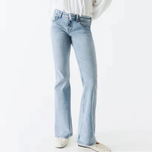 Ljusblå bootcut jeans - Snygga ljusblå lågmidjade bootcut jeans. De har en låg midja och är slutsålda i flera storlekar och även denna. Tryck gärna på köp nu de är helt oanvända med lapp kvar