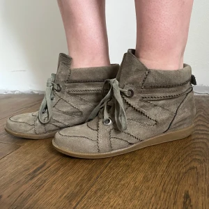 Skor med kilklack - Isabel Marant Bobby liknande skor, storlek 39 ev lite små i storlek. Funkar för 38 också. Inbyggd lägre klack, tecken på användning finns och syns på bilderna men påverkar ej användningen 💕 399kr
