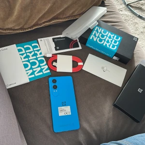 OnePlus Nord CE4 Lite 5G i blått - Säljer en OnePlus Nord CE4 Lite 5G i en snygg blå färg. Telefonen kommer med originalförpackning, laddare och Red Cable Club-kort. Perfekt för dig som vill ha en stilren och kraftfull smartphone. 📱Helt ny fick precis hem den 