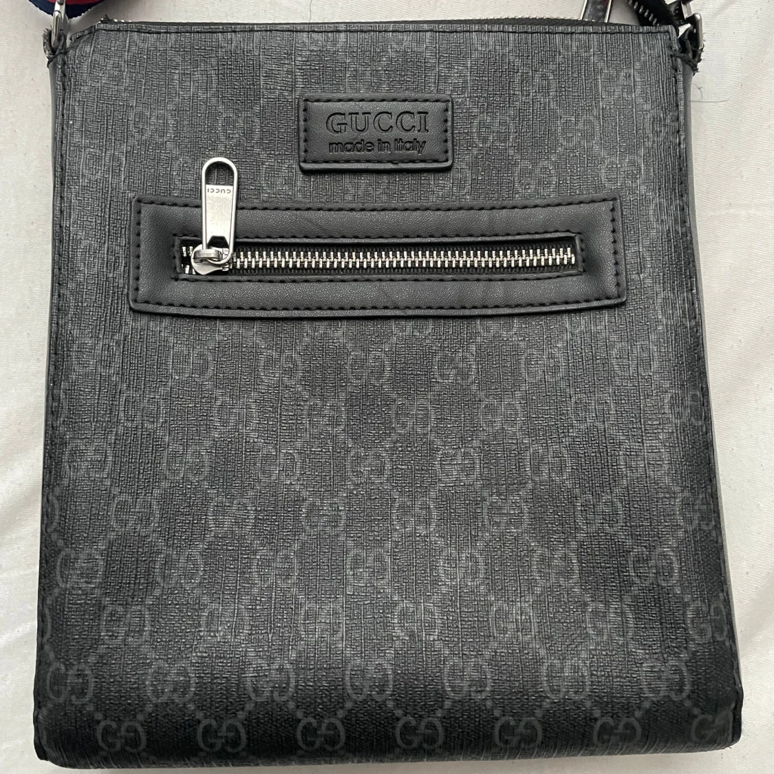 Hej jag säljer denna väskan för att jag har tänk och köpa en annan väska nu och jag har inte haft denna så länge och jag har bara rest med denna väskan.