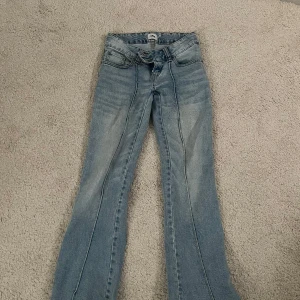 Blå bootcut jeans - Snygga ljusblå bootcut jeans med låg midja från lager 157. De har linjer på framsidan. Stilen heter “Paris” och jag säljer de för att jag gillar inte hur de ser ut på mig och vill få bort de.