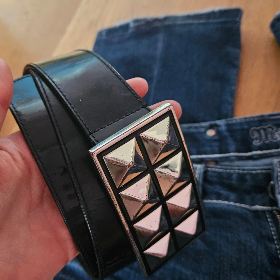 Svart skärp med nitar från Saddler - 1