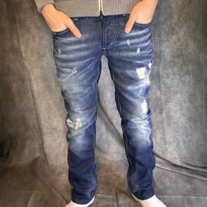 Jack & jones jeans med slitningar  - Mycket fint skick | Size 31/32 med sitter som 30/32 | modell 180 63 kg | straight fit | Följare får 100 kr rabbat | fraktar spårbart inom 24 timmar med PostNord eller instabox |