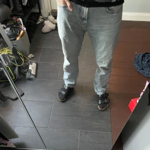 Ljusblå jeans från Lager 157 - Snygga ljusblå jeans från 157 med klassisk design. De har en rak passform och är i bra skick. Storlek 33/32. Hör av er vid intresse✌️